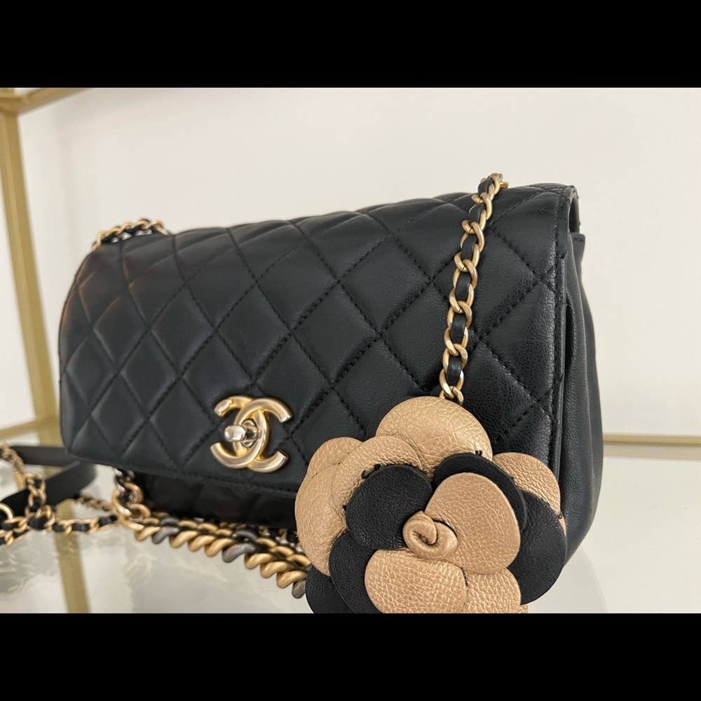 🦄 Authentic GORGEOUS CHANEL
Lambskin Quilted Camellia Flap Black - Picture 6 of 12